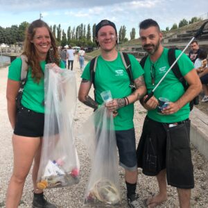jeunes bénévoles du Green Fest reconnaissables à leur tee-shirt vert