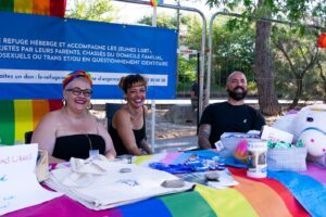 Des membres d'une asso LGBTQ+ à leur stand de sensibilisation durant le Green Fest