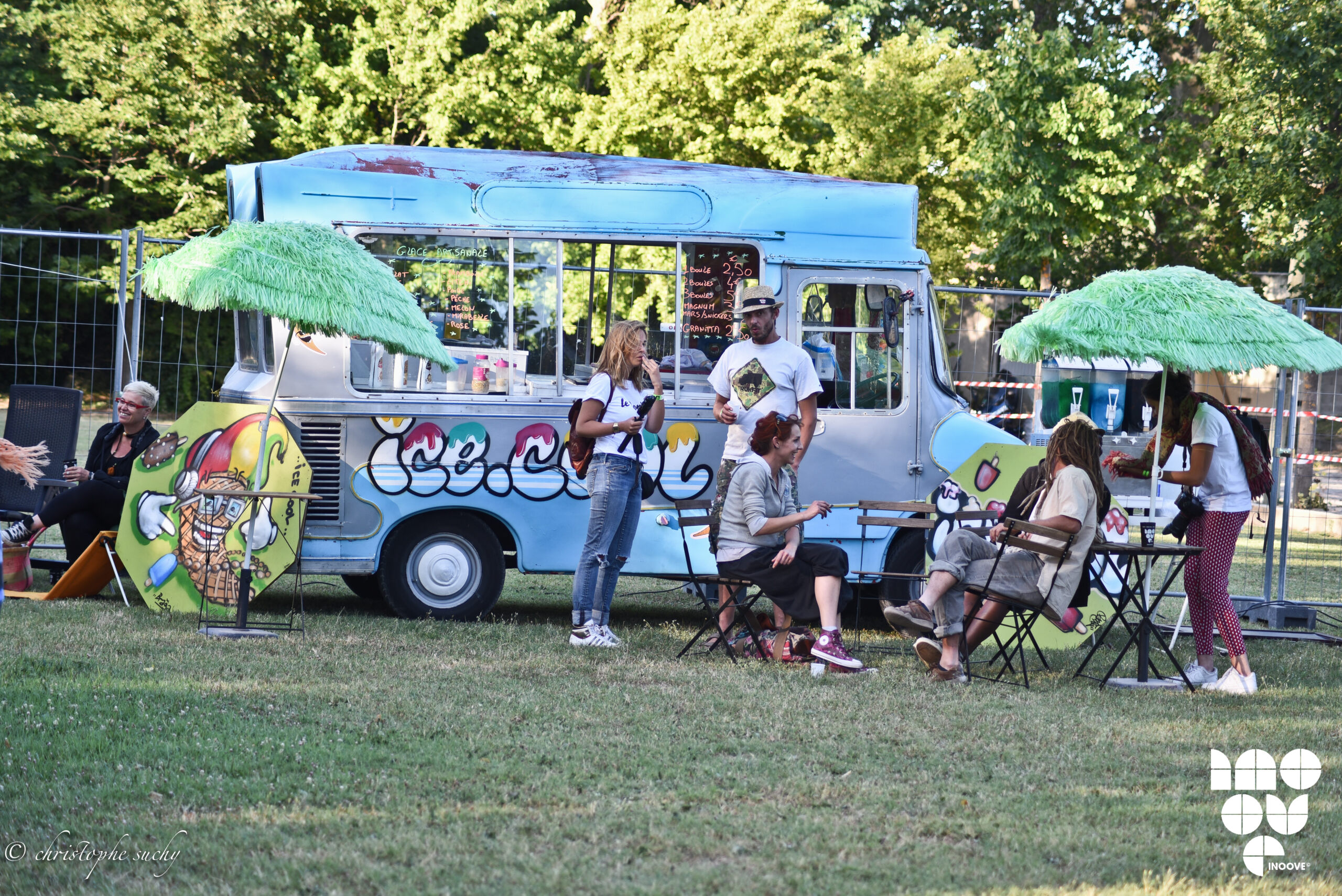 Espace convivial du Green Village, avec des visiteurs autour d’un stand de restauration