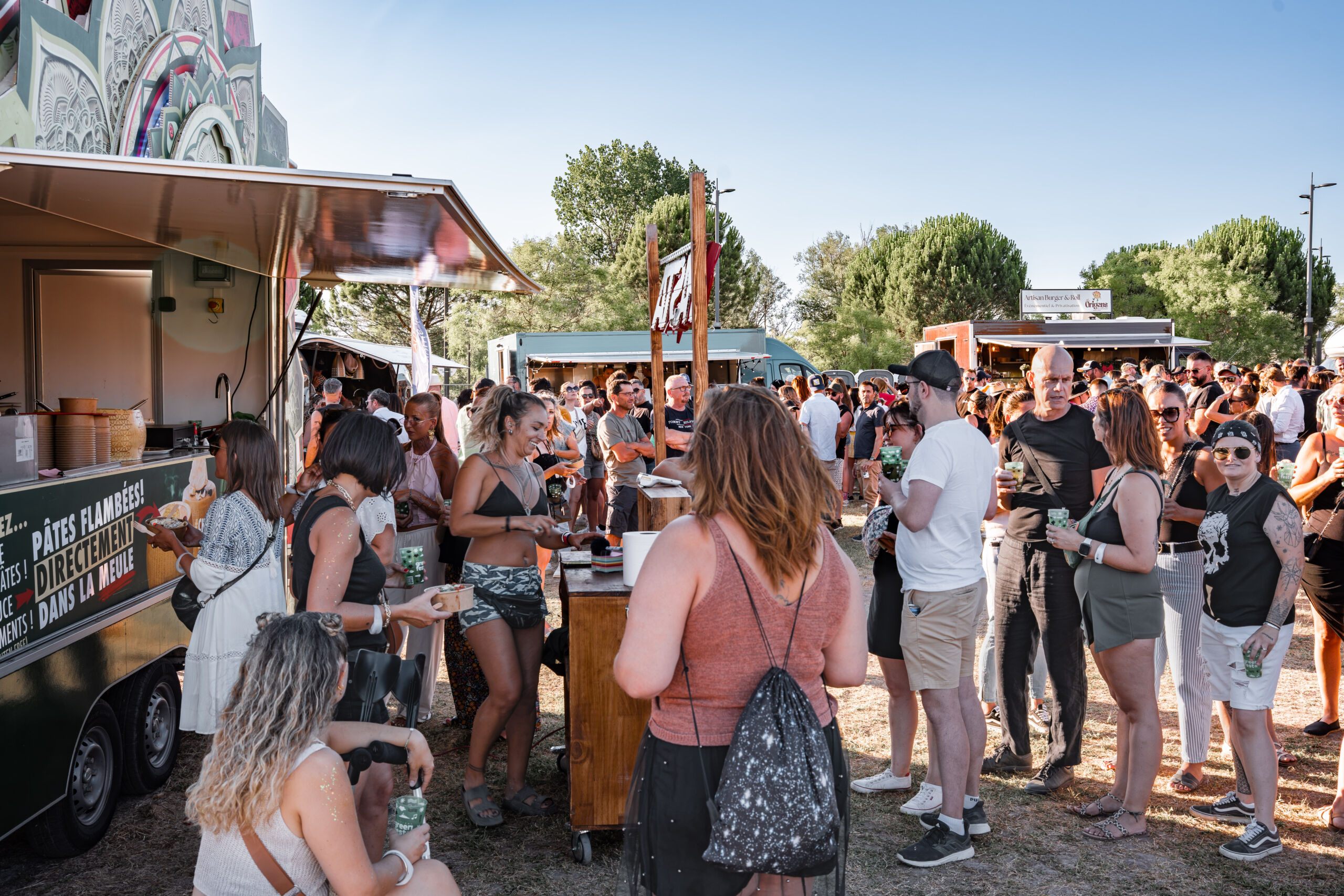 Les festivaliers réunis autour des foodtrucks du Green Festival 2026