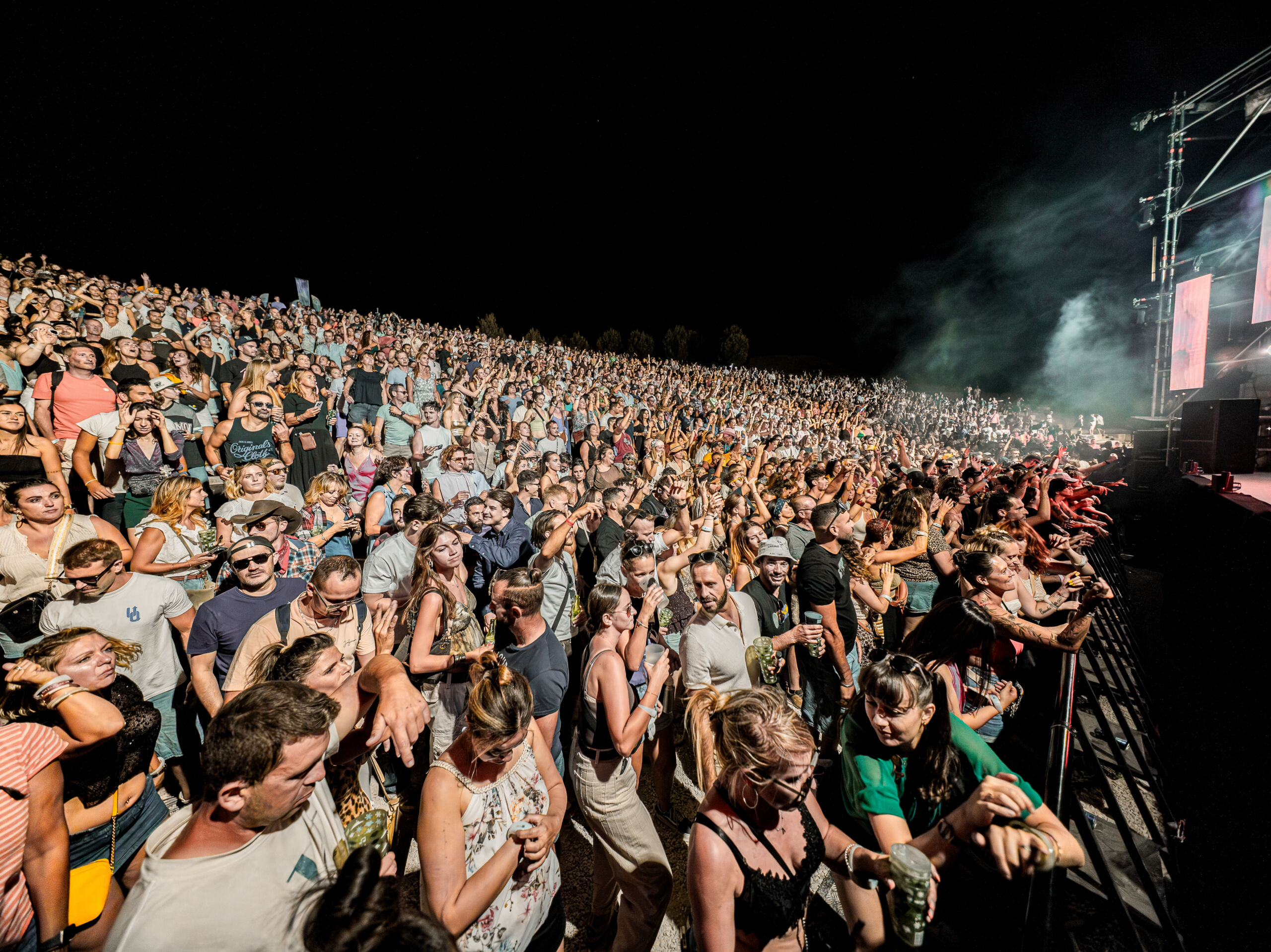 Le public du Green Festival réuni devant la scène pour un concert en plein air