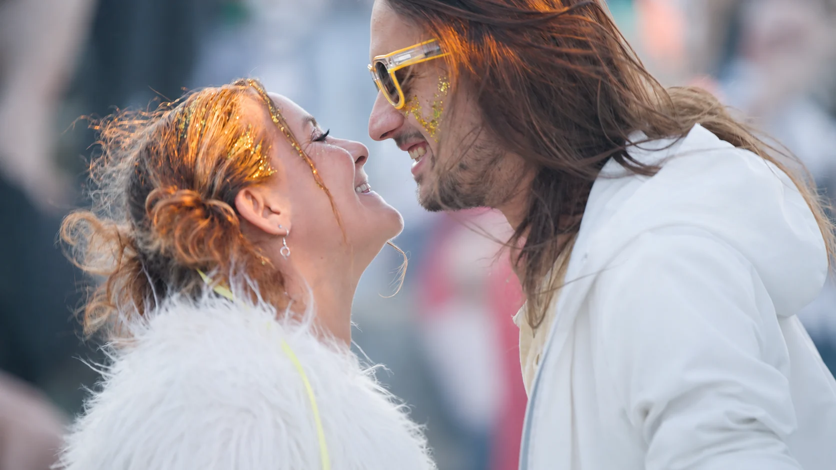 Deux festivaliers souriants partagent un moment ensemble