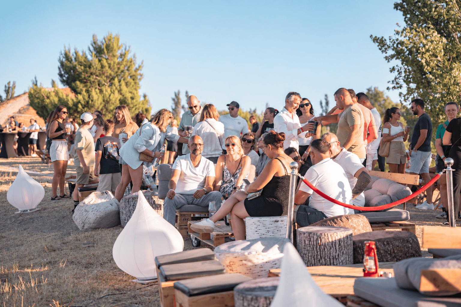 Des invités échangent dans l’espace partenaires du Green Festival 2026