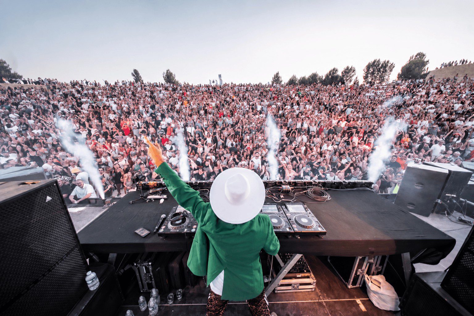 Un artiste de dos face aux festivaliers réunis au Green Festival