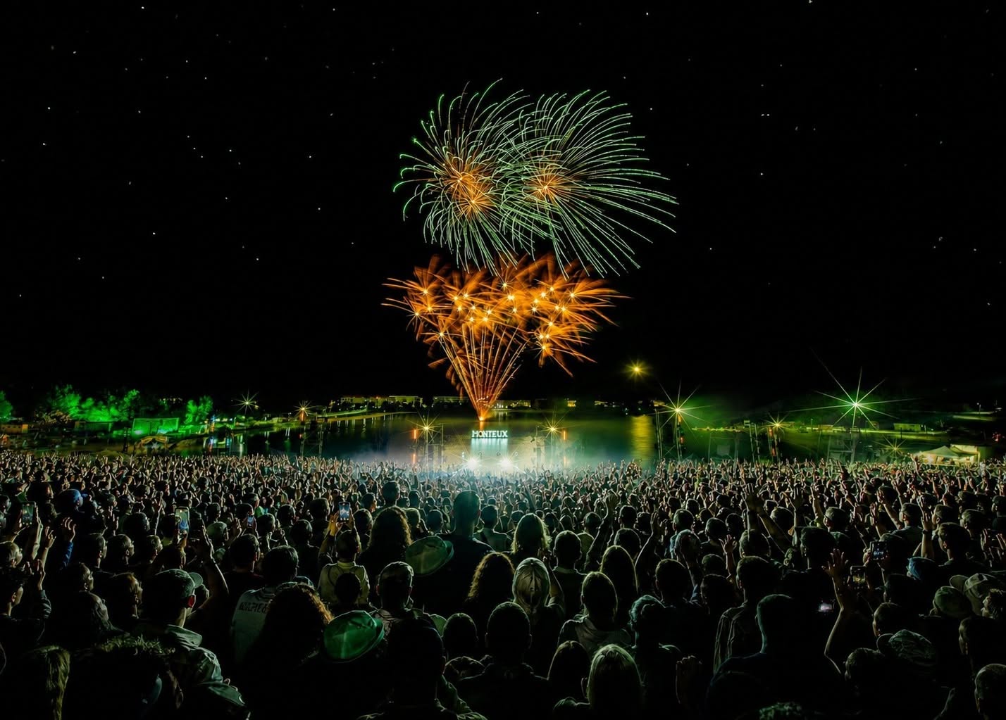 Feu d’artifice au-dessus du lac de Monteux et du public du Green Festival